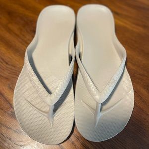 NWOT Archie’s flip flops